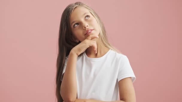 Pensiva Menina Pensando Fazendo Gesto Ideia Sobre Fundo Rosa Isolado — Vídeo de Stock