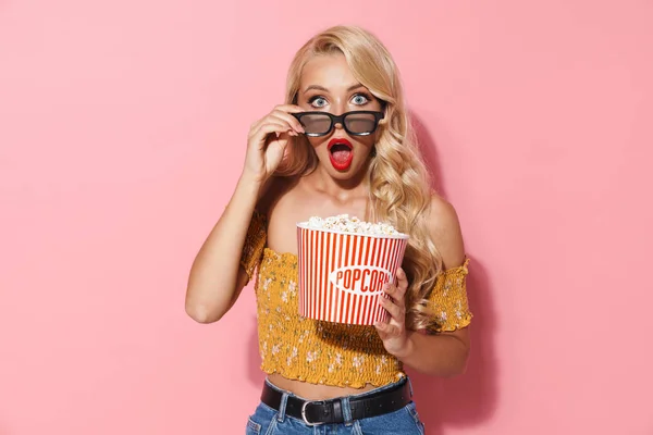 Mujer en gafas 3d con la boca abierta mirando cámara — Foto de Stock