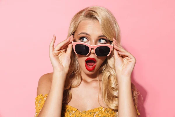 Bild närbild av upphetsad blond kvinna bär solglasögon — Stockfoto
