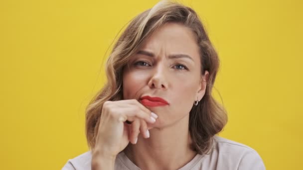 Beautiful Young Woman Red Lips Gesturing She Finds Out Idea — Wideo stockowe