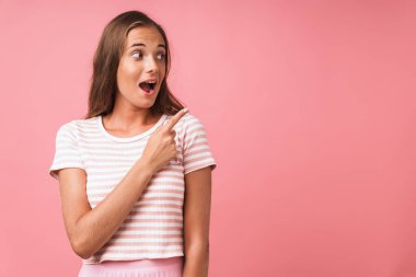 Şaşkın güzel bir kadının çizgili kıyafetler giyip çığlık attığı görüntüler.