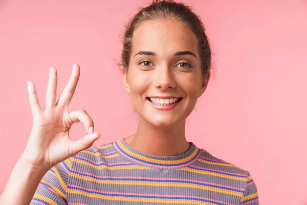 Imagen de primer plano de la joven hermosa mujer vestida con tela de colores —  Fotos de Stock