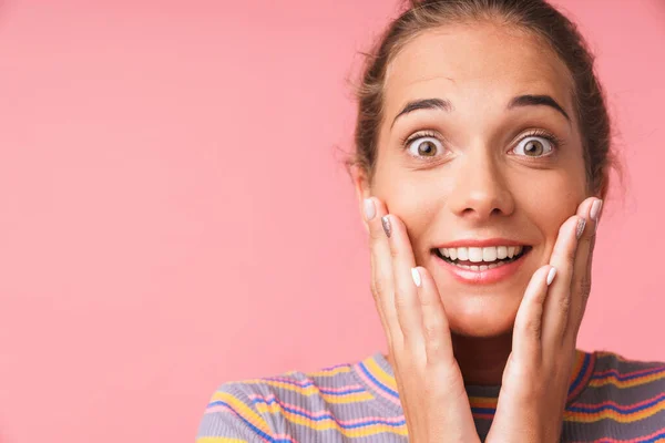 Afbeelding close-up van opgewonden jonge vrouw gekleed in kleurrijke kleren — Stockfoto