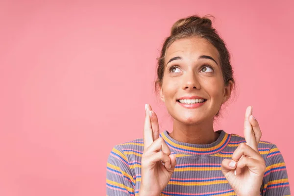 Imagem closeup de mulher branca bonito vestindo listrado t-shirt olhando para cima com os dedos cruzados — Fotografia de Stock