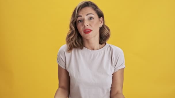 Kırmızı Dudaklı Silken Modern Genç Kadın Sarı Arkaplanda Kameraya Bakarken — Stok video