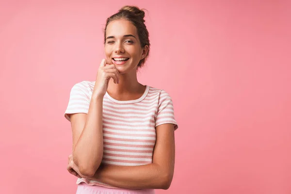 Afbeelding van mooie vrouw met gestreepte kleren lachend — Stockfoto