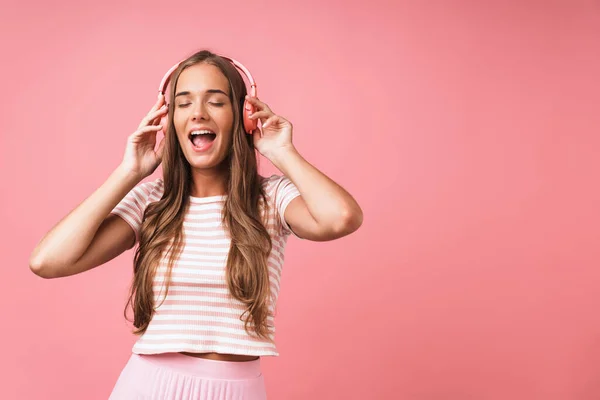 Imagen de hermosa mujer alegre usando ropa a rayas cantando —  Fotos de Stock