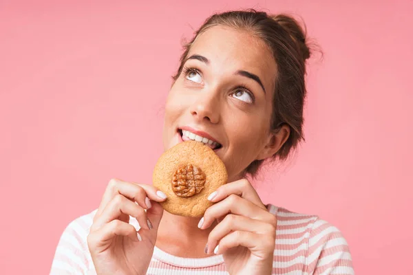 Bild närbild av kaukasiska vackra kvinna ler och äter välsmakande — Stockfoto