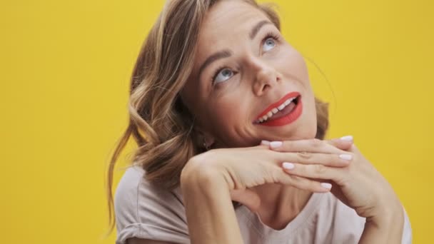 Mujer Joven Feliz Con Labios Rojos Sonriendo Soñando Mientras Mira — Vídeos de Stock