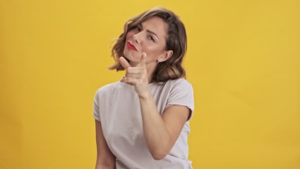Приваблива Молода Жінка Червоними Губами Вказує Пальцем Камеру Тричі Над — стокове відео