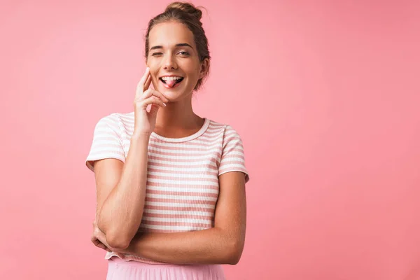 Beeld van charmante mooie vrouw dragen gestreepte kleding glimlach — Stockfoto