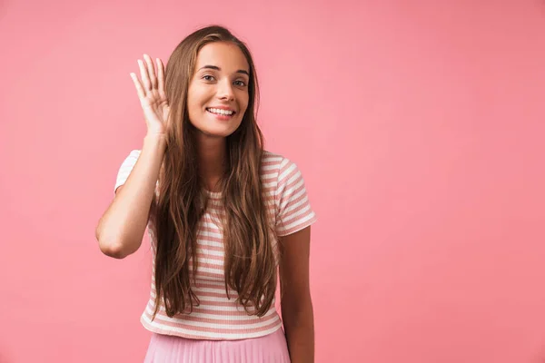 Весела молода задоволена дівчина позує ізольовано на рожевому фоні стіни спробуйте почути вас . — стокове фото