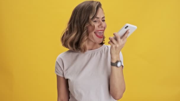 Verward Jonge Vrouw Met Rode Lippen Uiten Verontwaardiging Schreeuwen Tijdens — Stockvideo