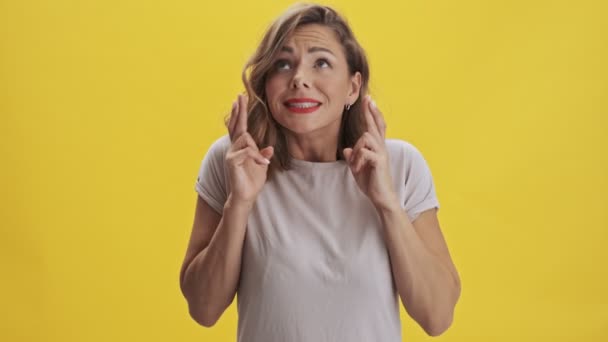 Kırmızı Dudaklı Afallatıcı Kadın Gülümsüyor Sarı Arkaplanda Kameraya Bakarken Çapraz — Stok video
