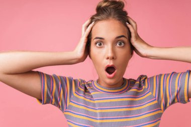 Kafası karışmış güzel bir kadının çığlık attığı ve örtündüğü bir resim.