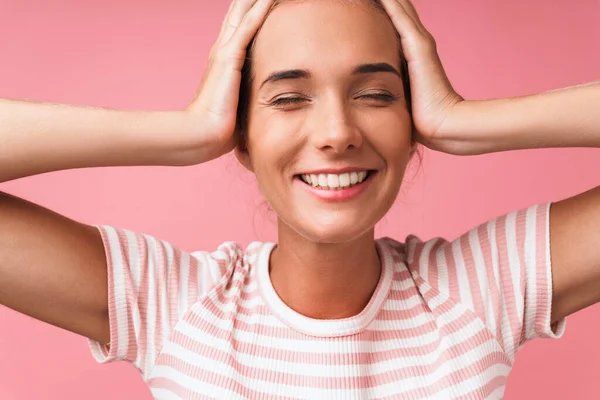 Imagen de primer plano de alegre hermosa mujer sonriendo y agarrando h — Foto de Stock