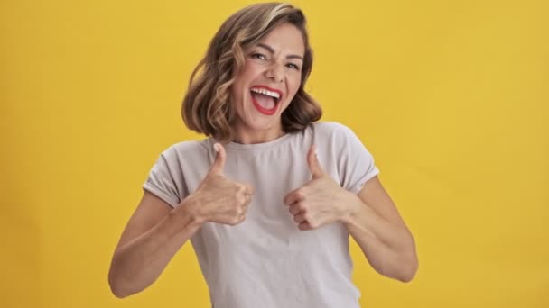 Mujer Joven Positiva Con Los Labios Rojos Sonriendo Mostrar Gesto — Vídeo de stock