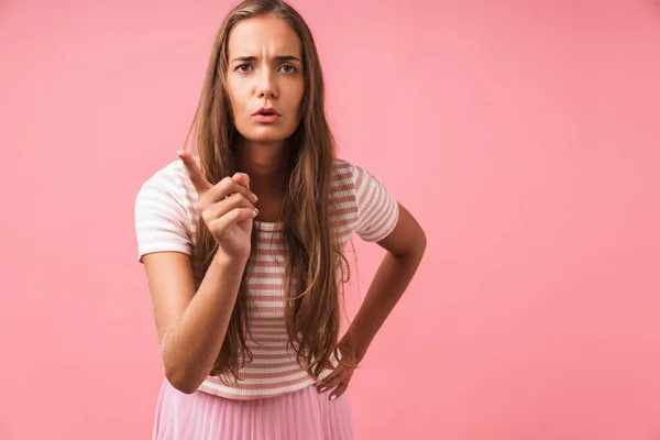 Imagem close-up de confiante menina franzindo a testa e culpando a ca — Fotografia de Stock