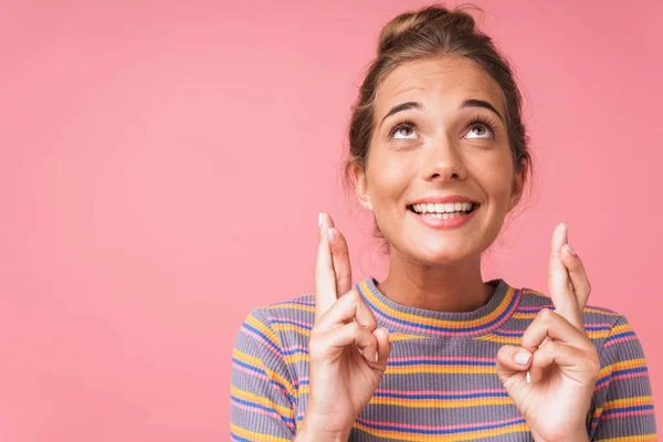 Imagen de primer plano de una mujer caucásica sonriente con una camiseta a rayas mirando hacia arriba con los dedos cruzados — Foto de Stock