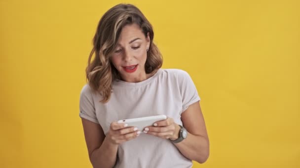 Mooie Vrouw Met Rode Lippen Spelen Haar Smatphone Terwijl Houden — Stockvideo