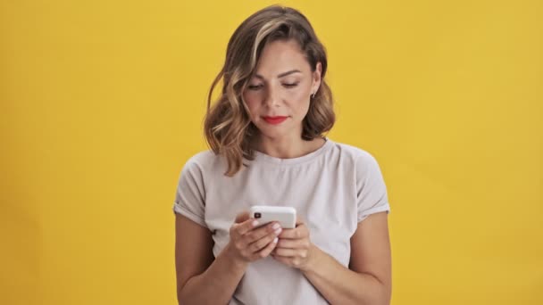 Mulher Bonita Com Lábios Vermelhos Mastigando Seu Telefone Que Reconhecer — Vídeo de Stock