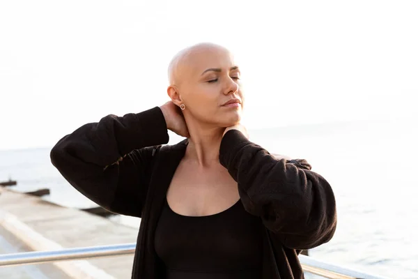 Imagem de mulher calmo careca alongamento pescoço durante o exercício — Fotografia de Stock