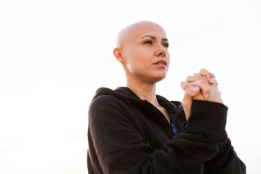 İleriye bakan ve egzersiz yapan konsantre olmuş kel kadın görüntüsü