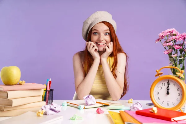 Photo de magnifique étudiante assise au bureau avec exercice boo — Photo