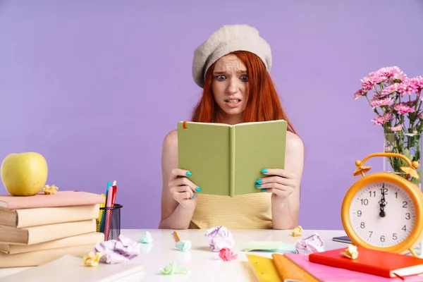 Foto van boos student meisje houden oefening boek terwijl het doen van ho — Stockfoto