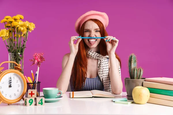 Immagine di rossa adolescente che studia con quaderni mentre — Foto Stock