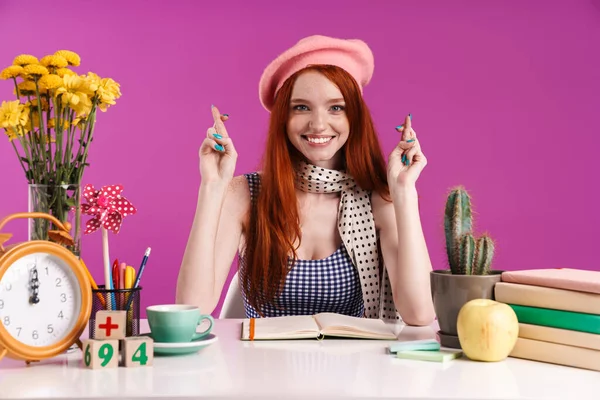 Afbeelding van opgewonden tiener meisje houden vingers gekruist tijdens het studeren — Stockfoto