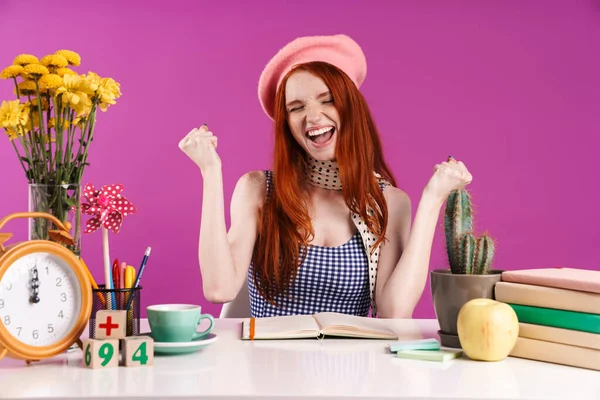 Image d'adolescente joyeuse se réjouissant et souriant tout en étudiant — Photo