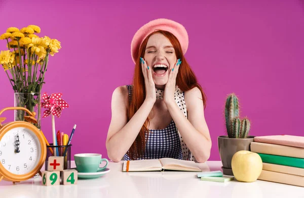 Image d'adolescente heureuse riant tout en étudiant avec des livres au bureau — Photo