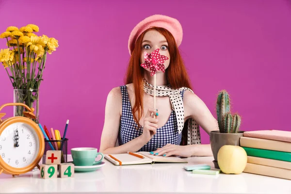 Image d'adolescente joyeuse tenant fleur de papier sur le bâton tout — Photo