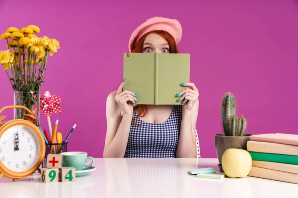 Bild der hübschen Studentin, die ihr Gesicht mit Tagebuchbuch bedeckt — Stockfoto