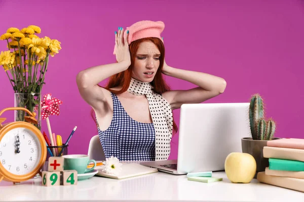 Image de l'adolescente stressée étudiant sur ordinateur portable alors que si — Photo