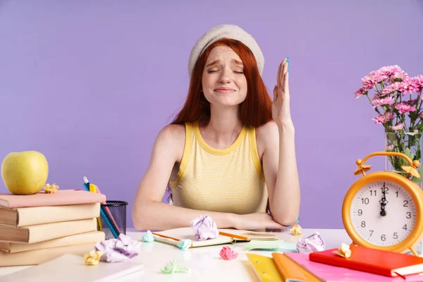 Foto van mooi student meisje heffen haar hand tijdens het zitten een — Stockfoto