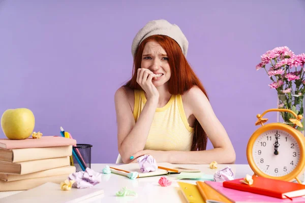 Foto van nerveuze student meisje bijten haar nagels terwijl zitten aan het bureau op de les — Stockfoto