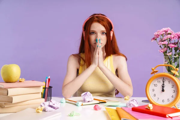 Foto de estudiante confundida chica en auriculares con palmas de las manos para conseguir — Foto de Stock