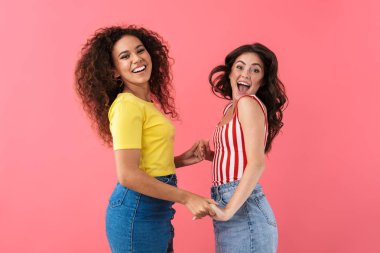 El ele tutuşurken gülümseyen inanılmaz çokuluslu kızların görüntüsü