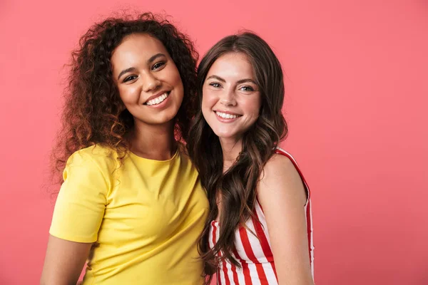 Imagem de garotas multinacionais incríveis sorrindo juntas à câmera — Fotografia de Stock