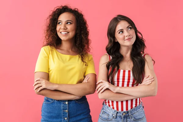 Imagem de meninas multinacionais bonitas sorrindo e olhando para o copyspace — Fotografia de Stock