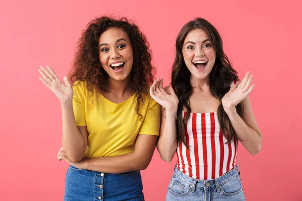 Immagine di belle ragazze multinazionali che sorridono insieme e salutano la fotocamera — Foto Stock