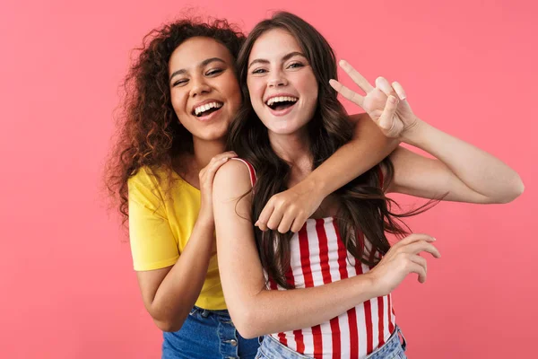 Imagem de meninas multinacionais felizes abraçando e mostrando sinal de paz — Fotografia de Stock