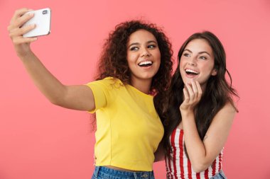 Cep telefonuyla selfie çeken çok uluslu güzel kızlar.