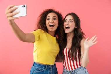 Çok uluslu esmer kızların cep telefonuyla selfie çektikleri bir görüntü.