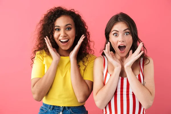 Imagen de chicas multinacionales emocionadas preguntándose y levantando las manos sorprendidas — Foto de Stock