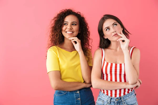 Imagem de meninas multinacionais pensativas sorrindo e olhando para cima — Fotografia de Stock