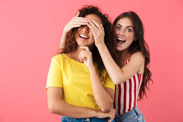 Imagen de chicas multinacionales felices sonriendo y divirtiéndose con los ojos tapados — Foto de Stock