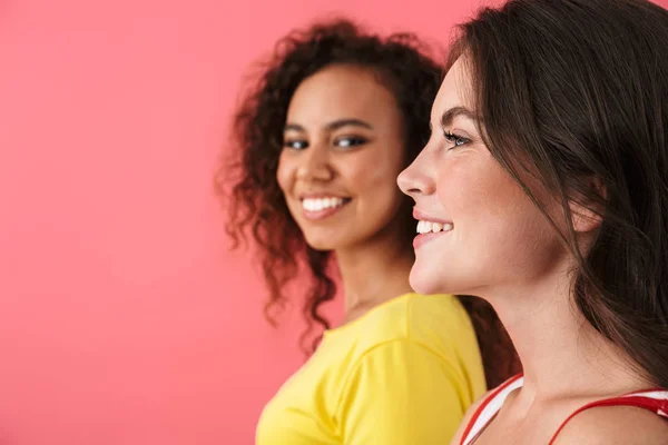 Immagine di profilo di belle ragazze multinazionali sorridenti e guardando da parte il copyspace — Foto Stock